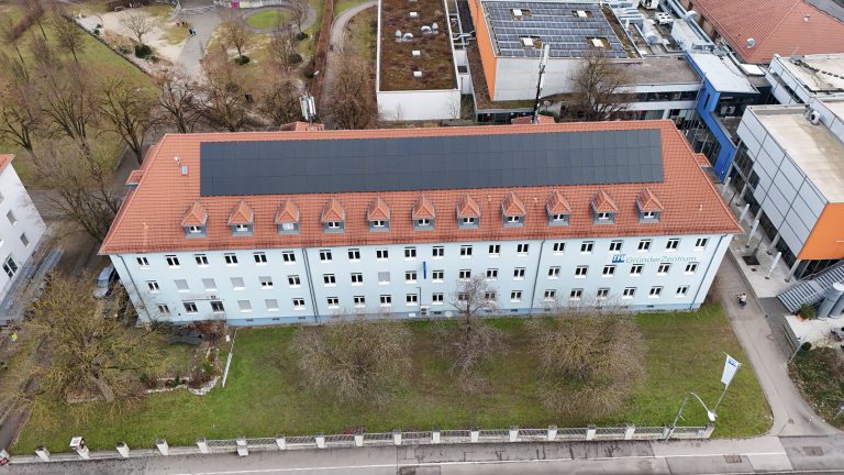 TFU-Gebäude von oben mit der PV-Anlage, Westseite andere Ansicht